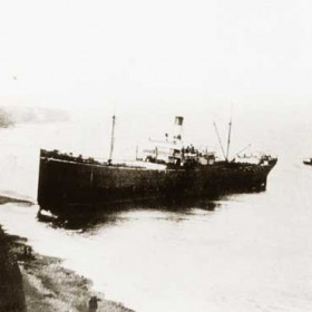 Hallmoor being reloated off Seaham beach at high tide on 21 Feb 1931 with the help of what are probably 2 Seaham tugs