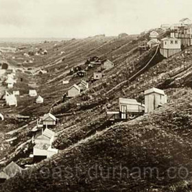 Huts on the banks before WW2, many miners lived in huts and tents at Crimdon as there was no housing available at the time.
Caption from Bob Williams