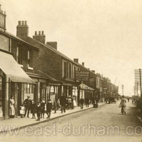 Looking east down North Railway St, still the main shopping street around 1915. Walter Willson's at junction with (old) Henry St to left. Railwaymen's shed on incline to right.