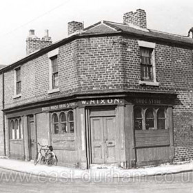 Mrs Nixon's Bridge House Drug Store'  at the junction of North Railway St and Henry St. Formerly the Bridge Vaults (no records), the Bridge Hotel (1894) and a beer retailer in 1899. Became Nixons "Bridge House Drugstore" (and museum) sometime between 1921 and 1925.William Nixon had been a "Patent Medicine Vendor" at 8 North Railway St from sometime between 1914 and 1921 before moving to No 33.Photograph early 1950's