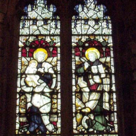 Stained glass windows in the south wall of St Mary's feature figures in the pre-Raphaelite style by the artist Kempe in 1908.