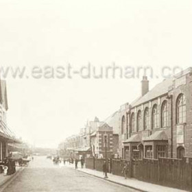 Dawdon Co-op at left, Workmen's Club to right with Princess Cinema beyond.
c 1920's ?
Co-op opened 1911, Princess opened 1914