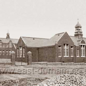 Looking north to Dawdon Infants and Junior Schools shown here with the infants school in the foreground.
Junior girls were on the ground floor and shared the infants playground, the boys were upstairs and had their own playground on the north side of the school. Built in 1910 to replace the tiny Cottages School it catered for 900 children.Closed in the late 70's and demolished shortly afterwards. Photograph 1910
There was also a prefabricated building in the schoolyard around 1950 used for final year boys, heating was supplied by a coal fired cast iron stove in the middle if the classroom.