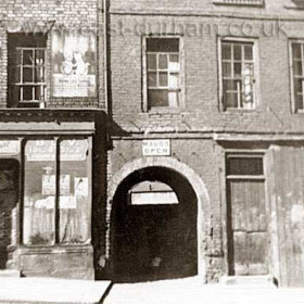 Maud's Open.
Occasionally an opening was built into the property as the entry to a private courtyard. It must be remembered that in their heyday many of these properties would belong to people of substance and perhaps Maud was one such.
Photograph Norman Kirtlan, information from Len Charlton.