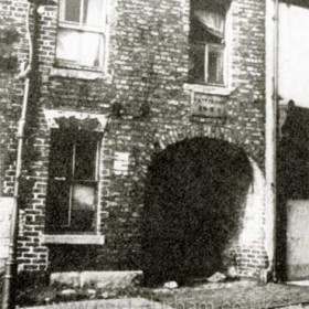 Sans Close.
Almost certainly built to take a carriage or cart this arch has a  sign over the arch seems to read PATH CLOSED 1847 although the two stones would do little to stop entry.
Photograph Norman Kirtlan, information from Len Charlton.