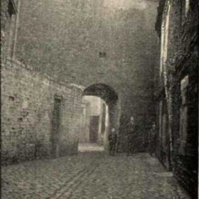 South Alley (Hat Case)
Openings through the buildings on High St East ran either directly into adjacent lanes  or into goups of properties called Garths as shown here.
Photograph Norman Kirtlan, information from Len Charlton.