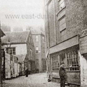 Low Street, Drysdale's Entry.
A typical cobbled lane running into Low St with, it appears, some window cleaning going on.
Photograph Norman Kirtlan, information from Len Charlton.