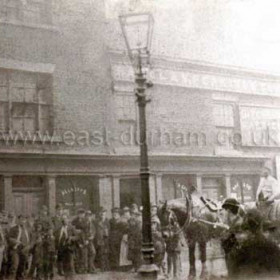 Bedford St in the Old East End. The clientel of The Garricks Head seem to have come out en-mass to welcome the new delivery.  This clearly posed photo could be during a beer shortage in WW1.  Barclay Perkins were based in London but Sunderland was a major importer of barley and the firm ran a brewery and two inns in the town.  The pub has survived as the Rose and Crown.
Photograph Norman Kirtlan, caption Len Charlton.