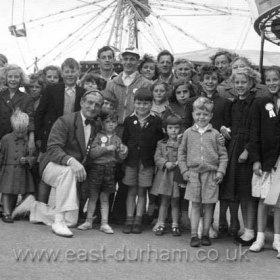 Seaham kids at Filey
Marian Gleghorn front right. Linda Stokoe next, Billy Bleasedale behind the man kneeling. Photograph mid 50s.
Photograph from Marian Gleghorn