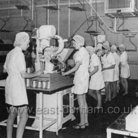 Girls making pies at Snowdon and Bailes bakery, North Railway Street, 1969.
Girl at left is Linda Davison 4th from left is Lucy Chambers and fifth is Jenny Curry.