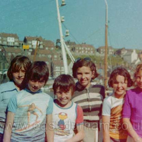 Deneside School trip to Whitby c1975.  Included are Janice Cole, Norman Carr and Tracey Wilkinson
Photograph from Jamie Cole