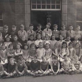 Dawdon Infants School 1953/54.
Photograph from Ena Knox