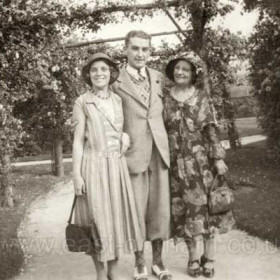 A stroll in the park in the 1920s