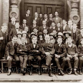 Church Army group outside the Candlish Memorial Hall in 1928