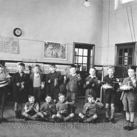 Viceroy Street School 1950
Extreme left Michael Booth, 4th left standing Mont Robson
Photograph from Michael Booth