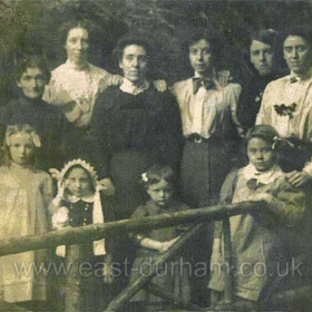 Gertrude Baker b.1907 second left front row.
Alice Baker nee Lister 1874-1918 back row 2nd left.
From Carol Davis