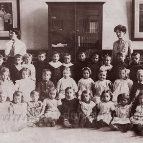 1919/20 probably Viceroy Street School. Photographs of King George V and Queen Mary on half tiled wall, do you recognise the situation, please let me know if you recognise the school.