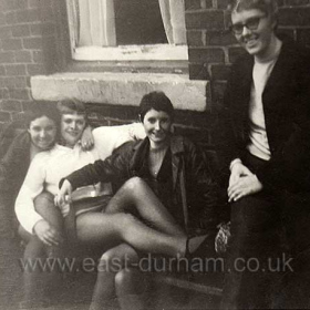 Summer 1966 Outside Dun Cow.
L-R
Elizabeth Burgin, Marge Rollins, Jacqueline Fox, Margie Pinder
Photograph and names from Adele Burgin.
Nice legs!