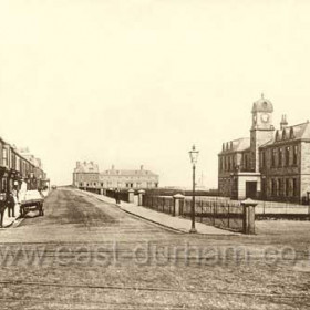 North Tce between 1910 and 1916.Streets still lit with gas, no electricity until 1927.Rutherford's Buildings and North Railway St to left. Incline railway lines crossing street in foreground.