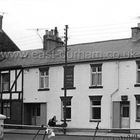 The King's Arms, North Terrace at centre c 1960, a public house since around 1830 it finally closed around 1970.