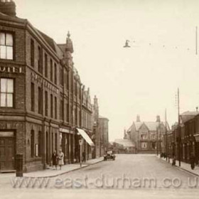 Castlereagh Hotel to the left opened 1878, became the Carlton in 1982 and closed in the 1990s. Vane Tce to the right, Cliff House at end of street.
Junction with Castlereagh Rd at front left. Photograph c 1930.