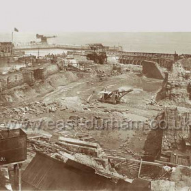 Demolishing the old piers and deepening the south dock.Photo 30/7/1901