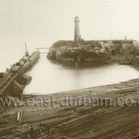 Building new north pier 1899