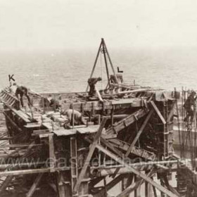 15th May 1925Laying the flooring for the pads on "K"The steel erectors are wiring on the links for the top lift of "Q"Photograph from Warren Philips