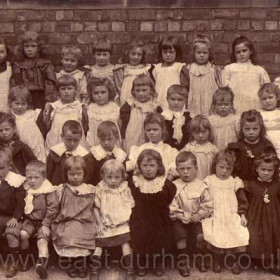 Diamond Hall School children in 1898. Frederick Easton 1893-1953 is second row up, third from left, aged 5.
Photograph and caption from Cyril Easton