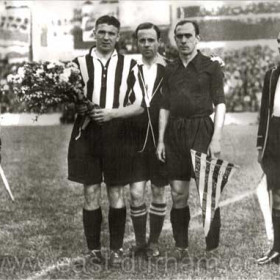 Barcelona v Sunderland in 1936. Alex Hastings the Sunderland captain at centre with bouquet.
Photograph and caption from Gordon Hastings in Australia.