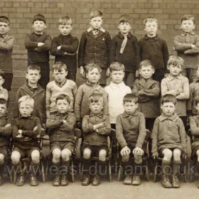 Simpson Street School, 1925.
Back Row; centre Norman Grieveson, extreme left David Dykes, extreme right Harry Charlton.
Middle Row; extreme right Allan Richardson, extreme left Arthur Aird, 3rd from right John Postuma, Tommy Chalk wearing a white shirt (fruiterer family).
Front Row; 3rd from left Frank Ratcliffe.