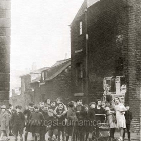 Children at the southern end of Green Street, number 14, behind the Edinburgh and Castle public House around 1930. Looking north.